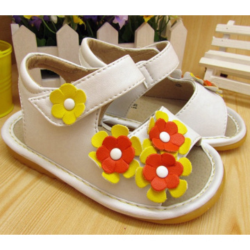 Tres Pequeñas Flores Baby Squeaky Sandalias